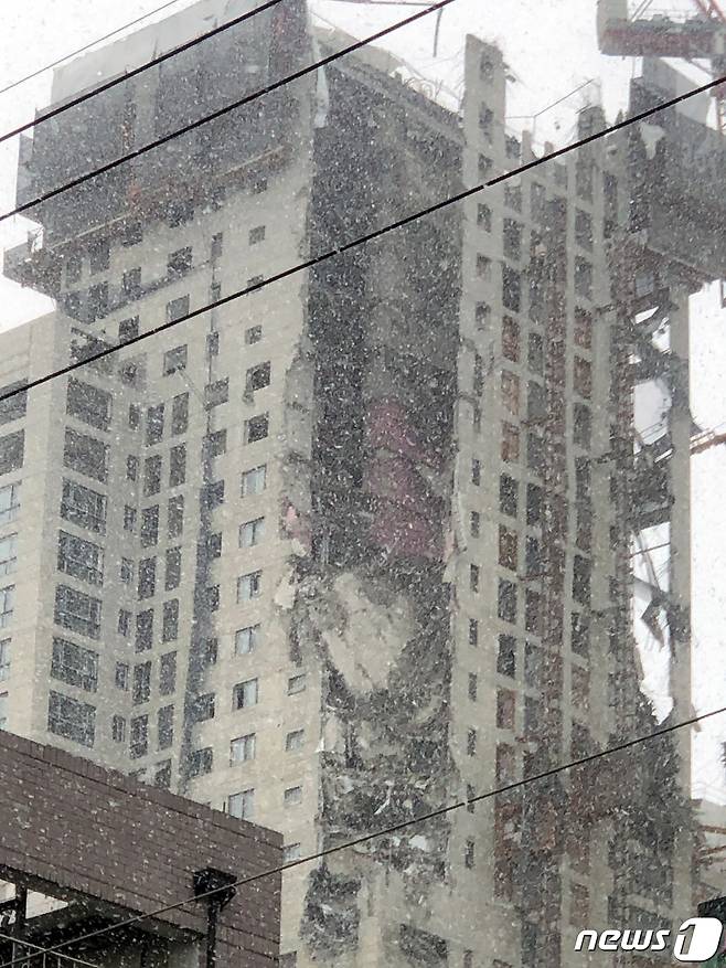 11일 오후 광주 서구 화정동의 한 아파트 공사현장에서 외벽 붕괴 사고가 발생해 소방당국이 피해상황을 확인하고 있다. 사진은 사고가 발생한 아파트 공사현장 모습.(독자 제공) 2022.1.11/뉴스1 © News1 박준배 기자