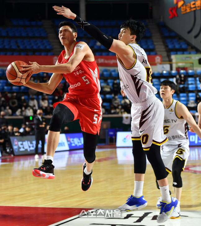 SK 김선형이 11일 잠실학생체육관에서 열린 2021-22프로농구 서울SK와 창원LG의 경기에서 서민수를 따돌리며 레이업슛을 하고 있다.2022.01.11.잠실학생체 | 강영조기자kanjo@sportsseoul.com