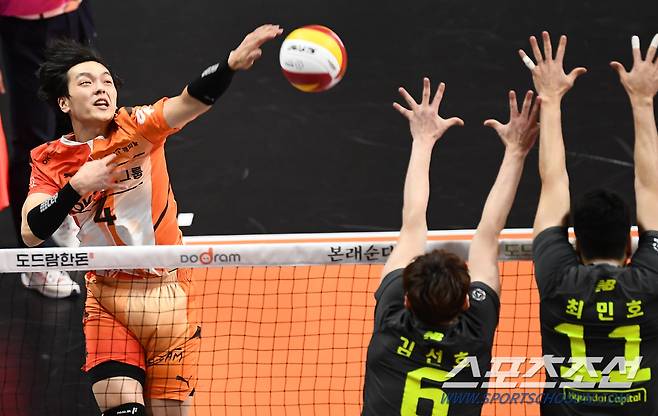 2021-2022 V리그 남자부 OK금융그룹과 현대캐피탈의 경기가 11일 안산상록수체육관에서 열렸다. OK금융그룹 조재성이 상대 블로킹을 피해 공격을 시도하고 있다. 안산=박재만 기자 pjm@sportschosun.com/2022.01.11/