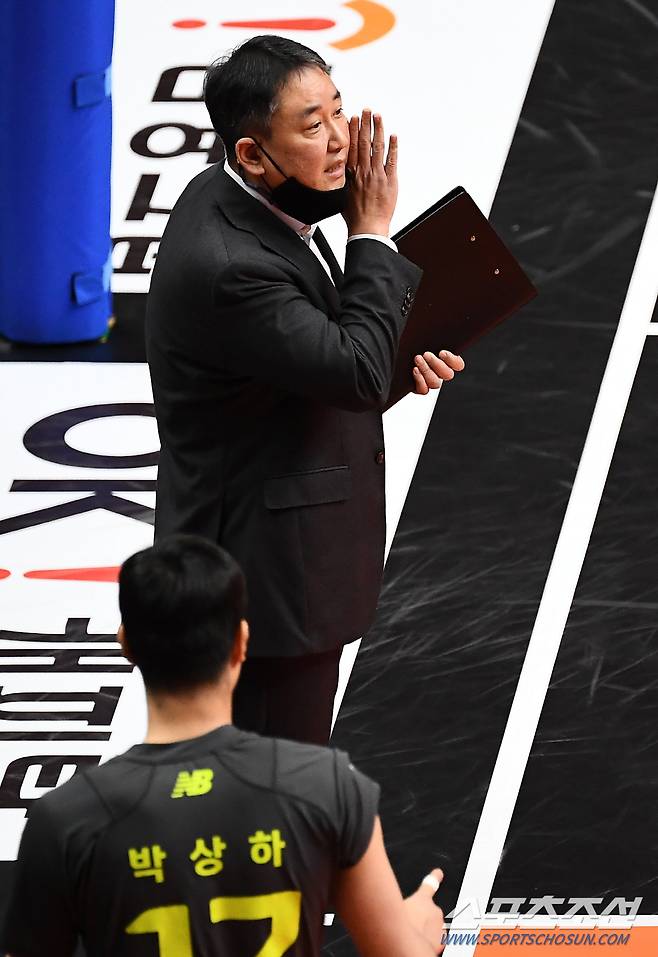 2021-2022 V리그 남자부 OK금융그룹과 현대캐피탈의 경기가 11일 안산상록수체육관에서 열렸다. 현대캐피탈 최태웅 감독이 작전 지시를 하고 있다. 안산=박재만 기자 pjm@sportschosun.com/2022.01.11/