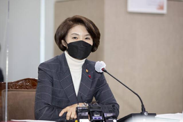 한정애 환경부 장관이 기자들의 질문에 답하고 있다.