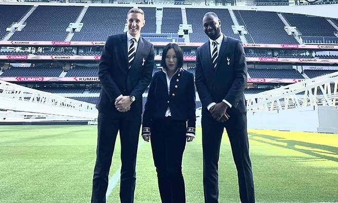 김나나(가운데)씨가 지난해 11월 영국 런던 토트넘 스타디움에서 전 잉글랜드 축구 국가대표 선수 마이클 도슨(왼쪽), 래들리 킹(오른쪽)과 포즈를 취했다. /김나나씨 제공