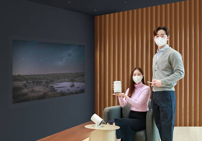 삼성전자 모델이 포터블 스크린 더 프리스타일을 소개하는 모습. /삼성전자 제공