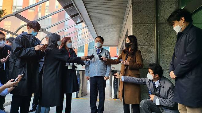 구현모 KT 대표가 통신장애 후속대책과 관련한 회의를 끝낸 후 회의 내용을 브리핑하고 있다. /김윤수 기자