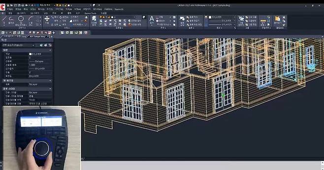 스페이스마우스 컨트롤러 캡으로 3D 모델을 자유롭게 회전하는 모습