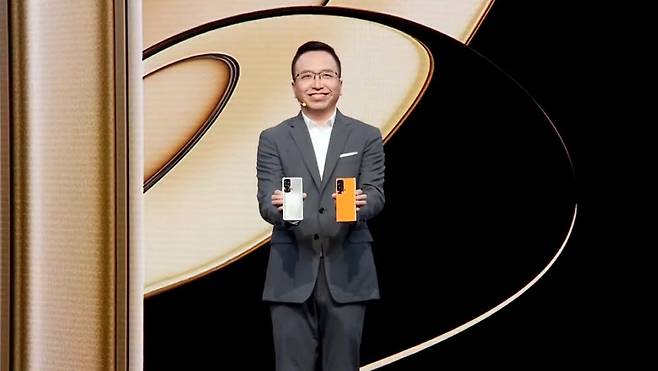 자오밍 아너 CEO가 폴더블 스마트폰 매직V를 소개했다.