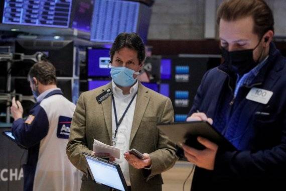 뉴욕 주식시장이 새해 들어 급락세를 이어가는 가운데 10일(현지시간) 미국 뉴욕 맨해튼의 뉴욕증권거래소(NYSE)에서 트레이더들이 태블릿 컴퓨터를 들고 주문을 내고 있다. 로이터뉴스1