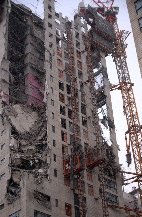 11일 오후 3시 47분께 광주광역시 서구 화정동 현대아이파크 아파트 신축공사 현장에서 외벽 붕괴 사고<사진>가 발생한 가운데 현장 작업자 6명의 연락이 두절돼 소방당국이 수색·구조 활동을 벌이고 있다.사진=뉴시스 제공