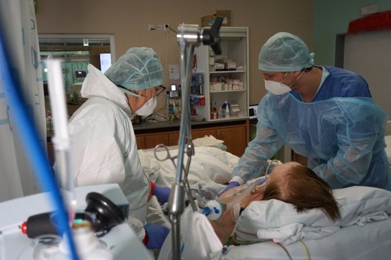 지난해 12월8일(현지시간) 체코 리베레츠의 한 병원 중환자실에서 의료진들이 코로나19 환자를 돌보고 있다.로이터뉴스1