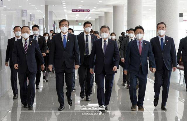 문재인(앞줄 한가운데) 대통령과 이철우(네 번째) 경북도지사, 장세용(다섯 번째) 구미시장 등이 11일 구미형 일자리 착공식이 열린 구미컨벤션센터로 들어서고 있다. 청와대 홈페이지