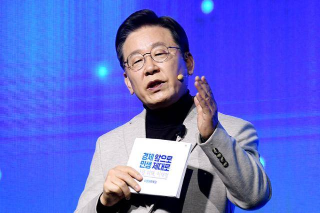 이재명 더불어민주당 후보가 11일 여의도 국회 의원회관에서 '신경제 비전' 발표를 하고 있다. 오대근 기자