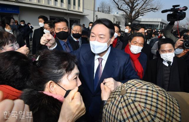 윤석열 국민의힘 대선후보가 10일 인천역 앞 광장에서 인천지역 공약 발표를 마친 뒤 시민들과 주먹인사를 하고 있다. 인천=오대근 기자