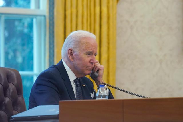 조 바이든 미국 대통령이 지난달 9일 백악관 집무실에서 볼로디미르 젤렌스키 우크라이나 대통령과 통화하고 있다. 워싱턴=AP 뉴시스