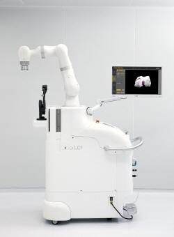 이춘택병원과 이춘택의료연구소에서 개발한 인공관절 로봇 '닥터 엘씨티'./ 이춘택병원 제공