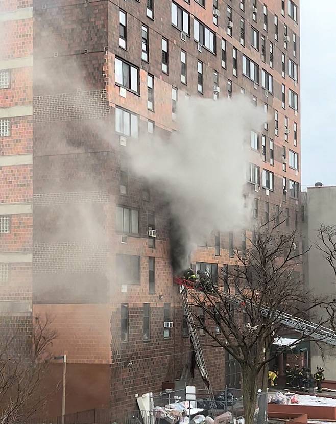 뉴욕 브롱크스의 한 아파트에 9일 오전 화재가 발생해 소방관들이 진화 구조작업을 벌이고 있다. 로이터=연합뉴스