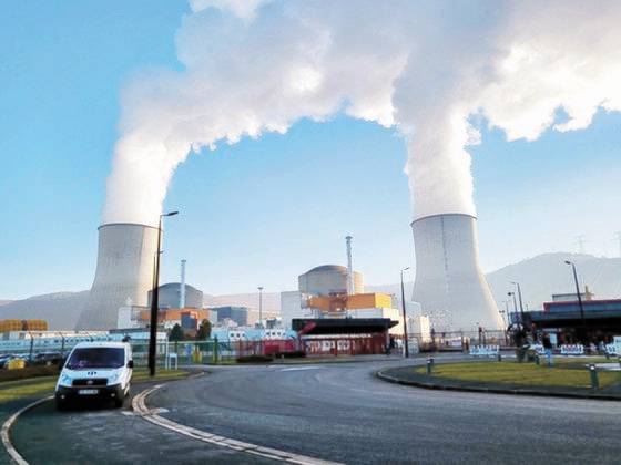 프랑스 북부 쇼의 원자력 단지에서 가동 중인 쇼B1, 쇼B2 원자력 발전소 모습.   연합뉴스