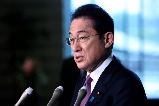 기시다 후미오 일본 총리가 11일 오전 기자회견에서 북한의 미사일 발사 등에 대해 설명하고 있다. [AFP=연합뉴스]