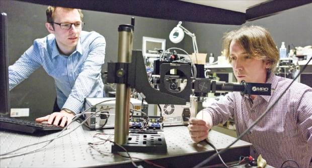 미국 스탠퍼드대 ‘컴퓨테이셔널 이미징 랩’ 소속 연구원들이 증강현실(AR)·가상현실(VR) 기기 시제품을 작동하고 있다.  스탠퍼드대 제공