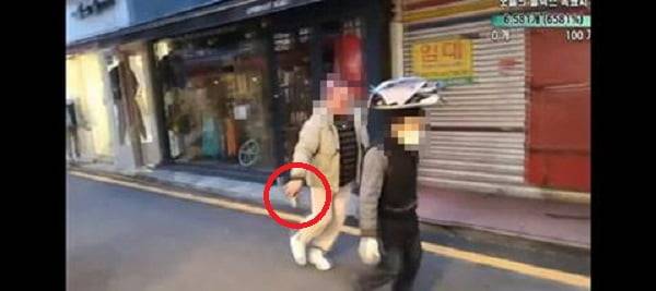 음식 배달 어르신을 흉내 내며 조롱한 BJ의 손에 담배가 들려 있다. /사진=인터넷 커뮤니티 보배드림