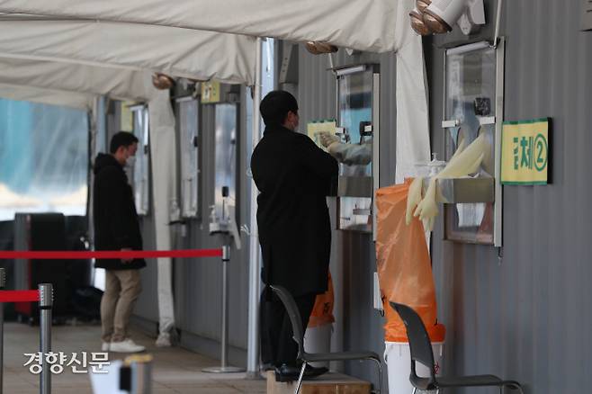 지난 10일 서울 중구 시청 앞 서울광장 임시선별검사소에서 시민이 코로나19 검사를 받고 있다. /한수빈 기자