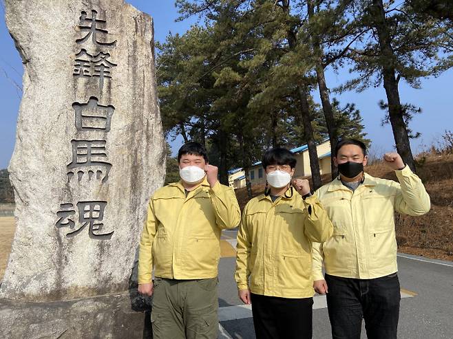 지난 7일 전북 임실 오수휴게소 근처 고속도로 사고 현장에서 3명의 어린이와 어머니를 구한 육군 35보병사단 소속 주무관인 김태현씨·윤대길씨·김영민씨(왼쪽부터)가 팔을 들어보이며 화이팅하고 있다. 35보병사단 제공