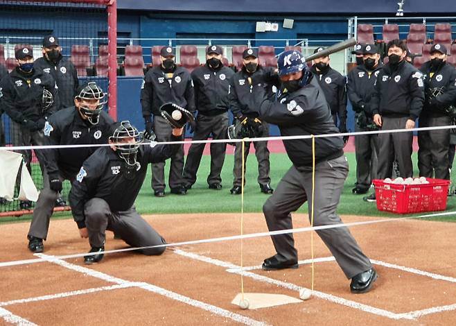 시선집중 KBO 심판위원들이 11일 서울 구로구 고척스카이돔에 모여 새로운 스트라이크존 적응 훈련을 하고 있다. 연합뉴스