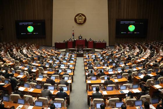 A bill mandating union representatives be seated on the boards of public companies passed the main floor of the National Assembly on Tuesday. The bill will give a stronger voice to labor at 131 public corporations starting in the second half of the year. Korea Electric Power Corp. (Kepco), Incheon Airport Corp., the Korea Deposit Insurance Corp. and the Korea Housing Finance Corp. will be covered by the law. A union director's term will be two years and can be extended for another year. [JOINT PRESS CORPS]