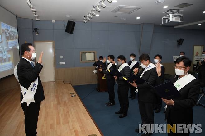 대한석탄공사(사장 원경환)는 11일 본사 5층 강당에서 본사와 사업소 간 화상시스템을 활용해 임직원 및 노동조합 관계자·협력업체 대표가 참석한 가운데 2022년 석탄공사·협력업체 합동 재해추방 결의대회를 개최했다고 밝혔다.