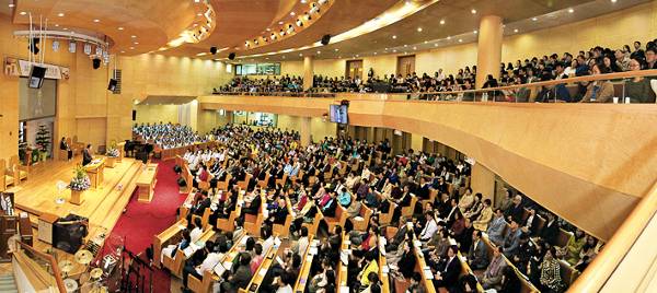 이현식 목사가 섬기는 서울 은평구에  위치한 진관교회 예배 모습.