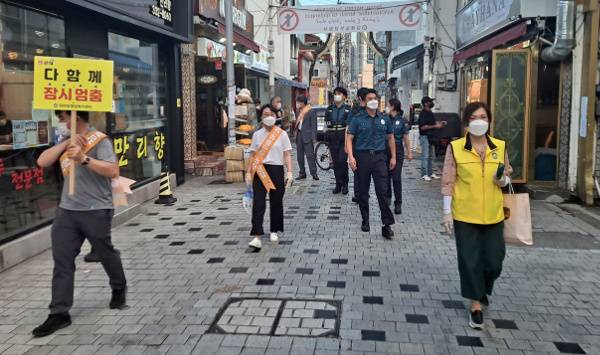 외국인거리에서 전개된 코로나 잠시멈춤 캠페인.