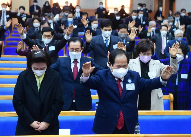 한영훈(앞줄 오른쪽) 한국장로교총연합회 대표회장이 11일 서울 구로구 서울한영대 강당에서 한국교회 예배 회복을 위해 기도 하고 있다. 강민석 선임기자