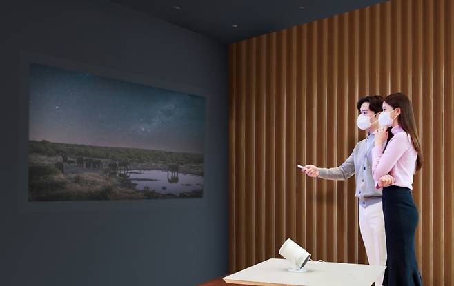 삼성전자 모델들이 삼성 디지털프라자 강남본점에서 포터블 스크린 '더  프리스타일'의 다양한 기능을 소개하고 있다. /사진제공=삼성전자