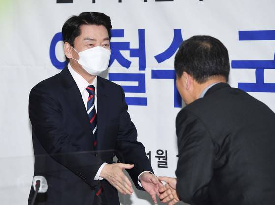 안철수 국민의당 대선 후보가 11일 서울 중구 프레스센터에서 열린 한국기자협회 초청 토론회에서 패널들과 인사하고 있다. /사진=뉴스1