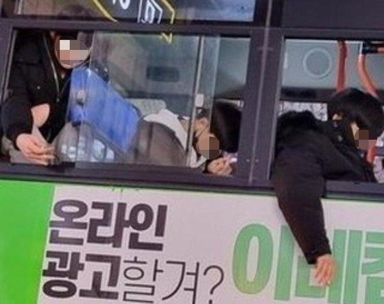 시내버스 뒷좌석에서 흡연하는 남학생들의 모습./사진=온라인 커뮤니티