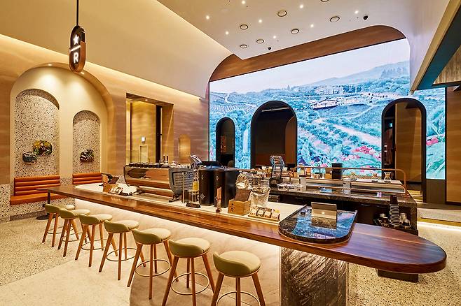 스타벅스 별다방점 디지털 아트월과 리저브 바. /사진제공=스타벅스