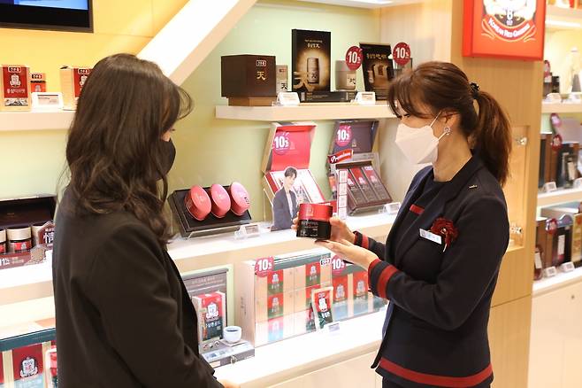 롯데백화점 광주점 지하1층 식품관 ‘정관장’ 매장에서는 설 명절을 앞두고 다양한 홍삼 선물세트를 선보이고 있다/사진=롯데쇼핑 제공.