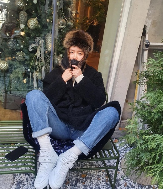 Actor Chae Jung-an has given off a cute charm.Chae Jung-an posted several photos on his 11th day with an article entitled What?...I can not hear it...I am cold.In the open photo, Chae Jung-an is sitting on a bench in a cafe where he looks cute.In a black shearling coat, Chae Jung-an is wearing jeans and giving points with a fur hat, which is as cute as wearing clothes and hats because of the cold.It is also Chae Jung-an that captivates the attention with a unique fashion sense even in comfortable clothes.On the other hand, Chae Jung-an appeared in the JTBC drama Monthly House which last year.