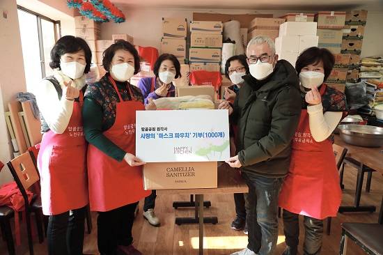 11일 서울시 종로구 소재 탑골공원 원각사 보궁 무료 급식소에서 급식소 관계자들과 김희태 해피키친 공동대표(오른쪽)와 기념촬영을 하고 있다. [해피키친 제공]