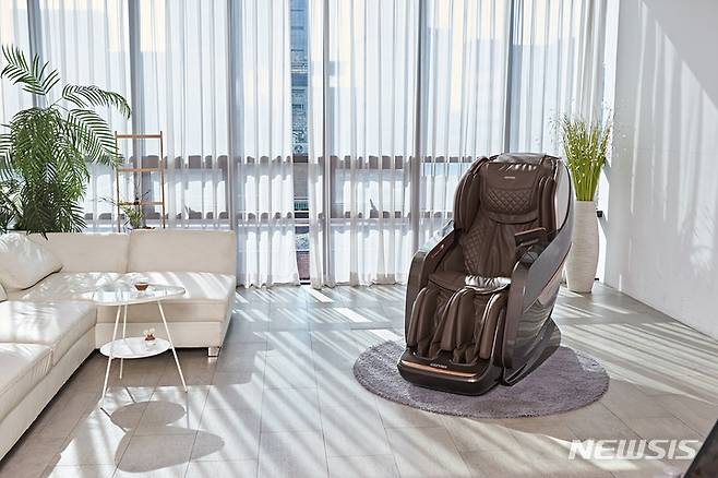 [서울=뉴시스]코지마 안마의자 '칼더 익스트림'. (사진= 코지마 제공) 2022.01.11