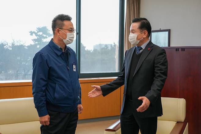 [전주=뉴시스] 왼쪽부터 최준혁 현대자동차 전주공장장, 송지용 전북도의장. *재판매 및 DB 금지