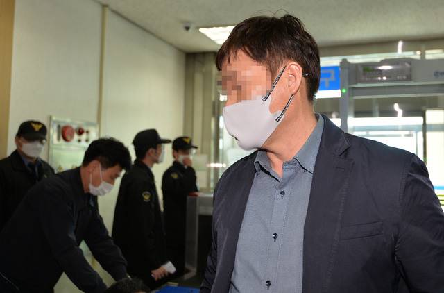 [대구=뉴시스] 이무열 기자 = 영천 땅 투기 의혹을 받는 한국농어촌공사 간부 A씨가 8일 오후 대구 수성구 대구지방법원에서 열린 구속 전 피의자 심문(영장실질심사)에 출석하기 위해 법원으로 들어가고 있다. 2021.04.08. lmy@newsis.com