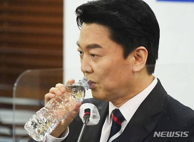 [서울=뉴시스] 국회사진기자단 = 안철수 국민의당 대선 후보가 11일 서울 중구 프레스센터에서 열린 한국기자협회 초청토론회에서 잠시 물을 마시고 있다. 2022.01.11. photo@newsis.com