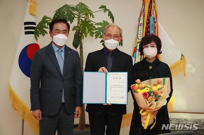 [평택=뉴시스] 정장선시장이 평택시 홍보대사로 위촉된 노태철지휘자와 기념사진을 찍고 있다. (사진=평택시 제공)