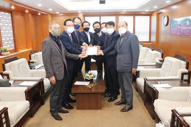 [울산=뉴시스] 유재형 기자 = 울산시는 11일 이윤철 상의회장과 김석기 체육회장 등이 시청을 방문해 공공골프장(에콜리안 골프장) 유치를 건의하는 시민 청원서를 전달했다고 밝혔다. 2021.01.11. (사진= 울산시 제공)photo@newsis.com *재판매 및 DB 금지