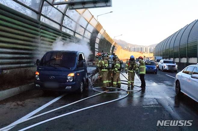 [대구=뉴시스] 김정화 기자 = 11일 오후 4시29분께 대구시 달서구 장기로 남대구IC에서 성서IC 방향 도시화고속도로를 주행 중이던 1t 화물차 적재칸에서 원인을 알 수 없는 화재가 발생했다. (사진 = 대구소방안전본부 제공) 2022.01.11. photo@newsis.com