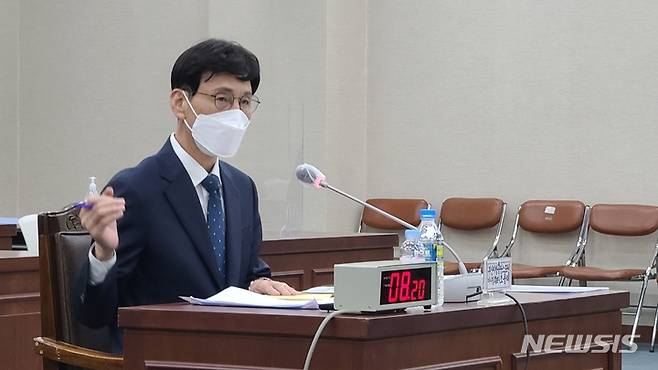 [부산=뉴시스] 권태완 기자 = 조용래 스포원 이사장 후보가 11일 오후에 열린 인사검증회에서 의원들의 질의에 답변을 하고 있다. 2022.01.11. kwon97@newsis.com