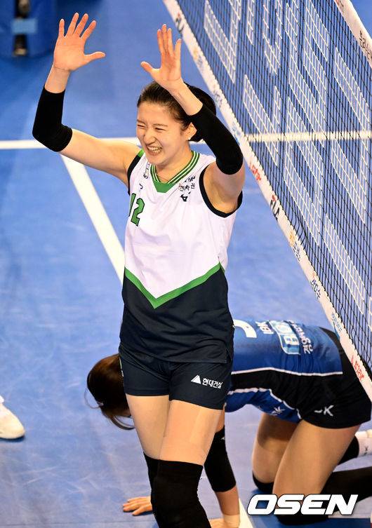 [OSEN=화성, 김성락 기자] 11일 오후 경기도 화성시 화성종합경기타운 실내체육관에서 '2021-2022 도드람 V-리그' 여자부 정규리그 프로배구 IBK기업은행과 현대건설의 경기가 열렸다. 2세트 현대건설 이다현이 득점에 기뻐하고 있다. 2022.01.11 /ksl0919@osen.co.kr