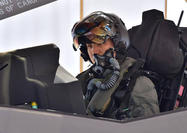 우리 공군 조종사가 F-35A 1호기의 항전장비를 점검하고 있다.