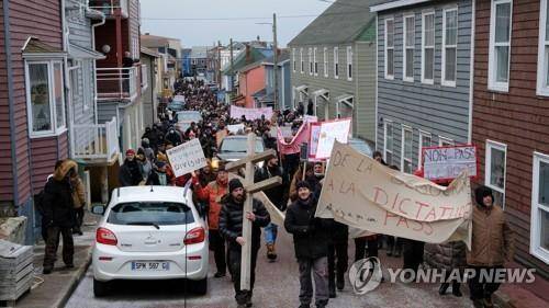 프랑스 해외영토 생피에르에미클롱에서 열린 백신 패스 반대 시위. AFP=연합뉴스.