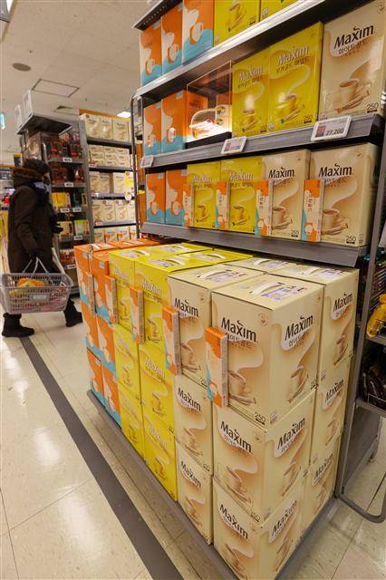 동서식품도 커피 제품 7.3% 인상  - 연초부터 먹거리 가격 상승세가 이어지는 가운데 동서식품이 오는 14일부터 커피 제품 출고가를 평균 7.3% 인상한다. 사진은 11일 서울 시내 한 대형마트에 동서식품 맥심 커피믹스가 진열돼 있는 모습.뉴스1